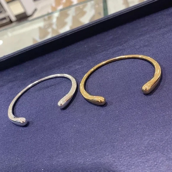 TIFFANY-inspired design Sterling Silver plain round teardrop bangle (silver) - Picture 3 of 7